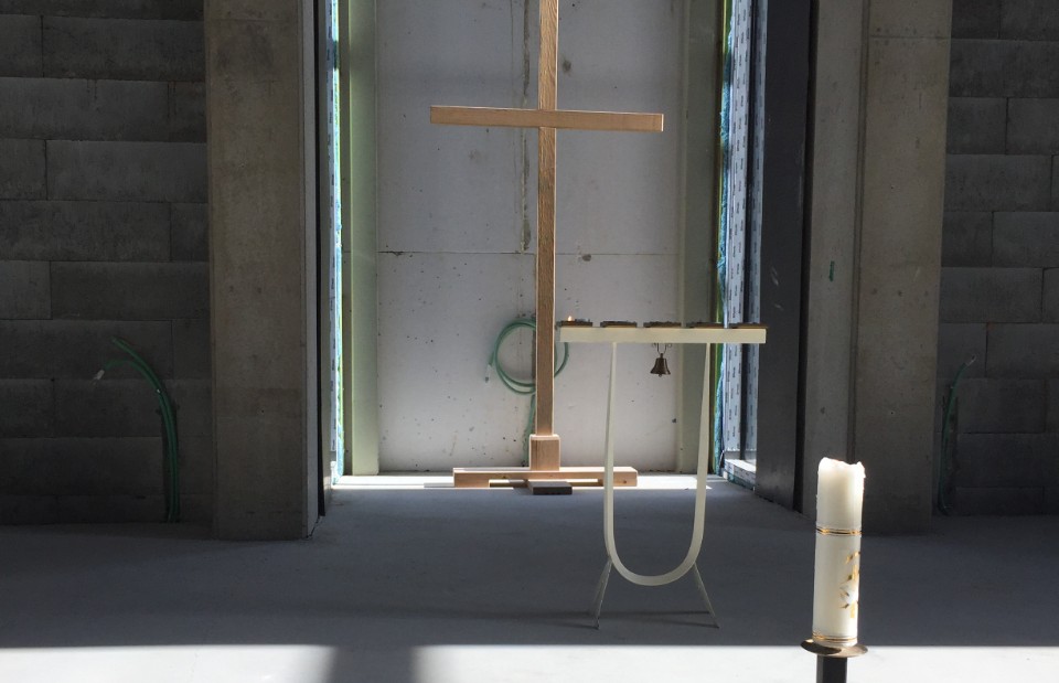 Menigheten i Saku, Estland, har flere av de siste søndagene holdt kirken åpen for lystenning og bønn. Foto: Magne Mølster