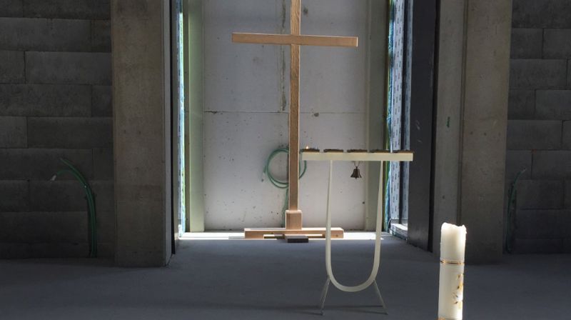 Menigheten i Saku, Estland, har flere av de siste søndagene holdt kirken åpen for lystenning og bønn. Foto: Magne Mølster