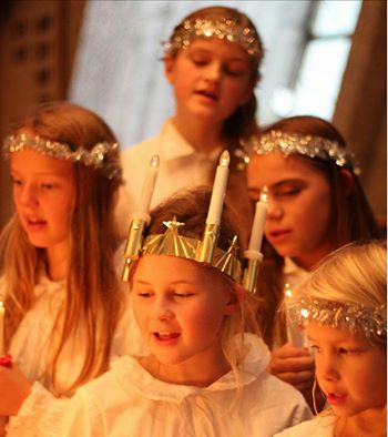 Fra Lucia-messe i Bakkehaugen. Foto: Hanne Jonassen Jenter med Luciakrone og hvite klær
