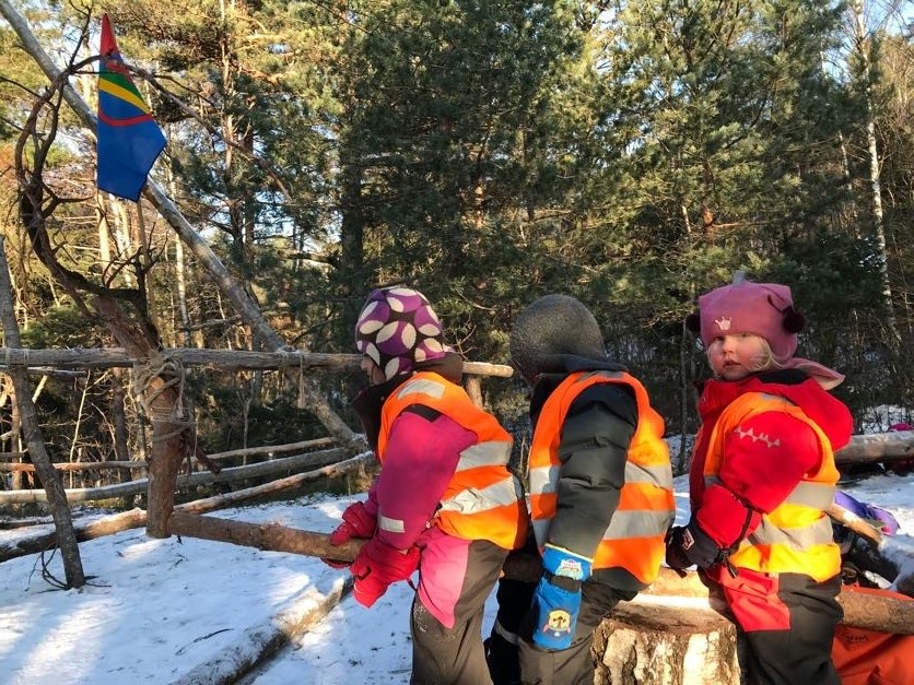 Lassokasting og steking av reinsdyrkjøtt på bål i skogen!