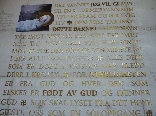 Barnet over inngangen