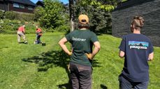 Det ble plantet trær under kyndig ledelse av Eva Anja (til venstre) fra Morgendugg. Her sammen med diakonen.