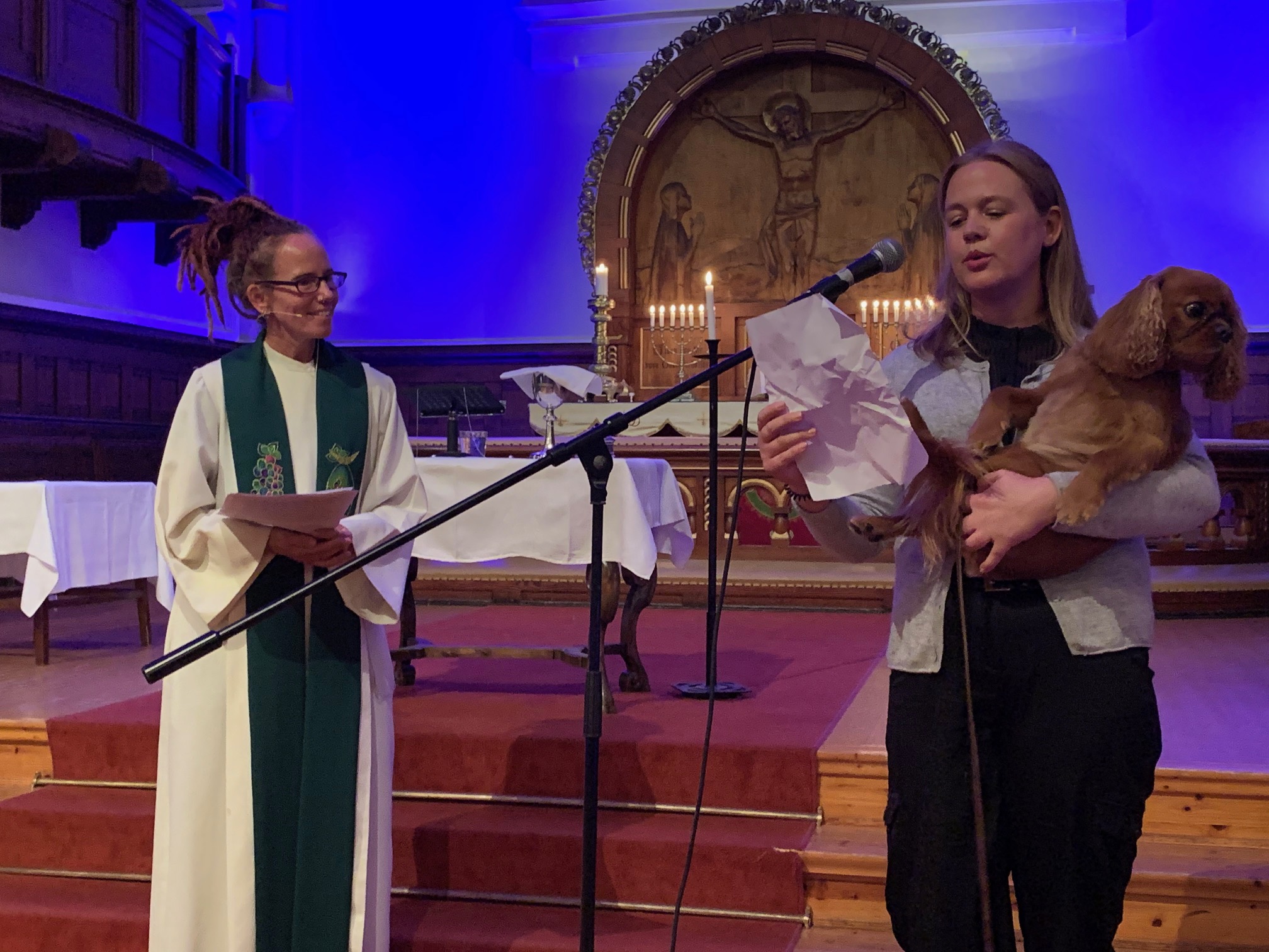 Elin tok med seg hunden sin til Fagerborg kirke da Sunniva sist søndag inviterte til Bislettmesse med temaet: Takk for dyra og alt som lever. 