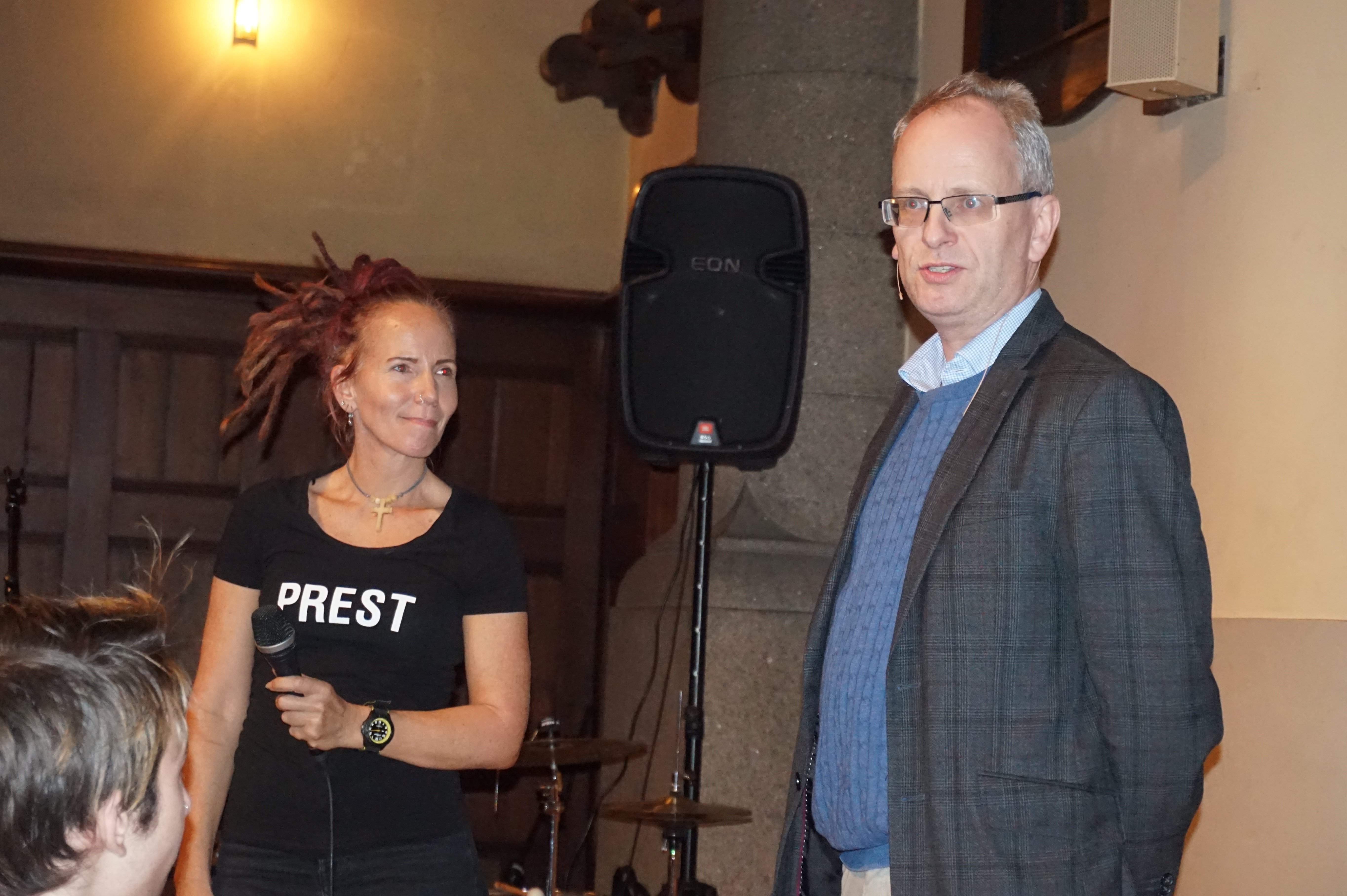 Teolog Sunniva Gylver og filosof Henrik Syse ledet samtalen om de store spørsmål på den første av en serie filosofikafè-samlinger.