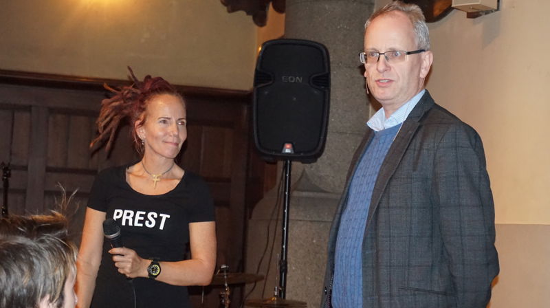 Teolog Sunniva Gylver og filosof Henrik Syse ledet samtalen om de store spørsmål på den første av en serie filosofikafè-samlinger.