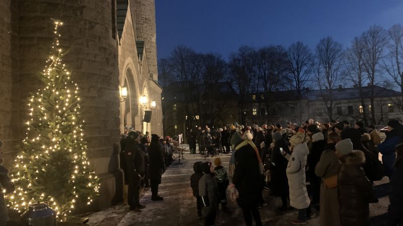 Stor stemning under julegrantenning første søndag i advent med Bislett guttekor og sokneprest Sunniva Gylver.