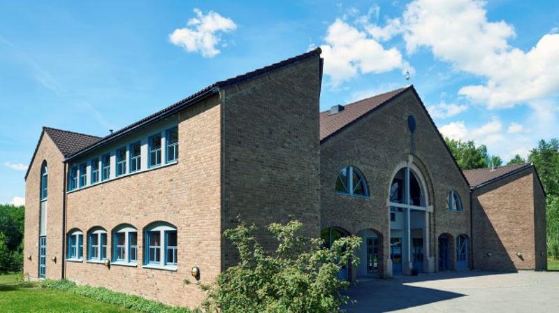 En vakker jubilant i skogkanten