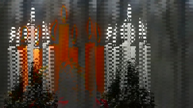 Lysene tennes langs våre gater og veier og trer inn i våre stuer!