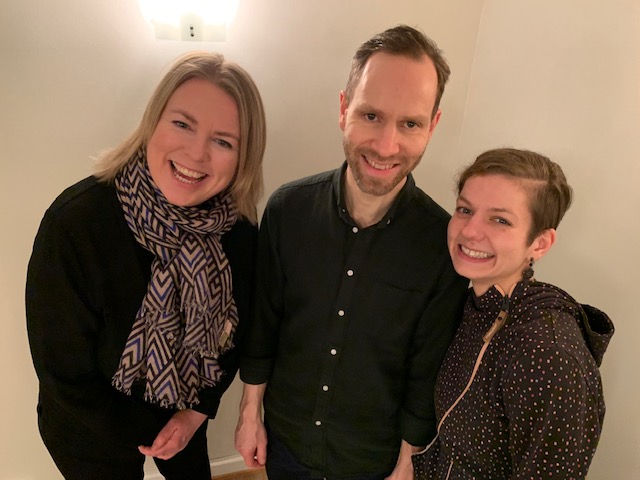 Den nye kapellanen blir ønsket velkommen av sogneprest og leder i menighetsrådet.