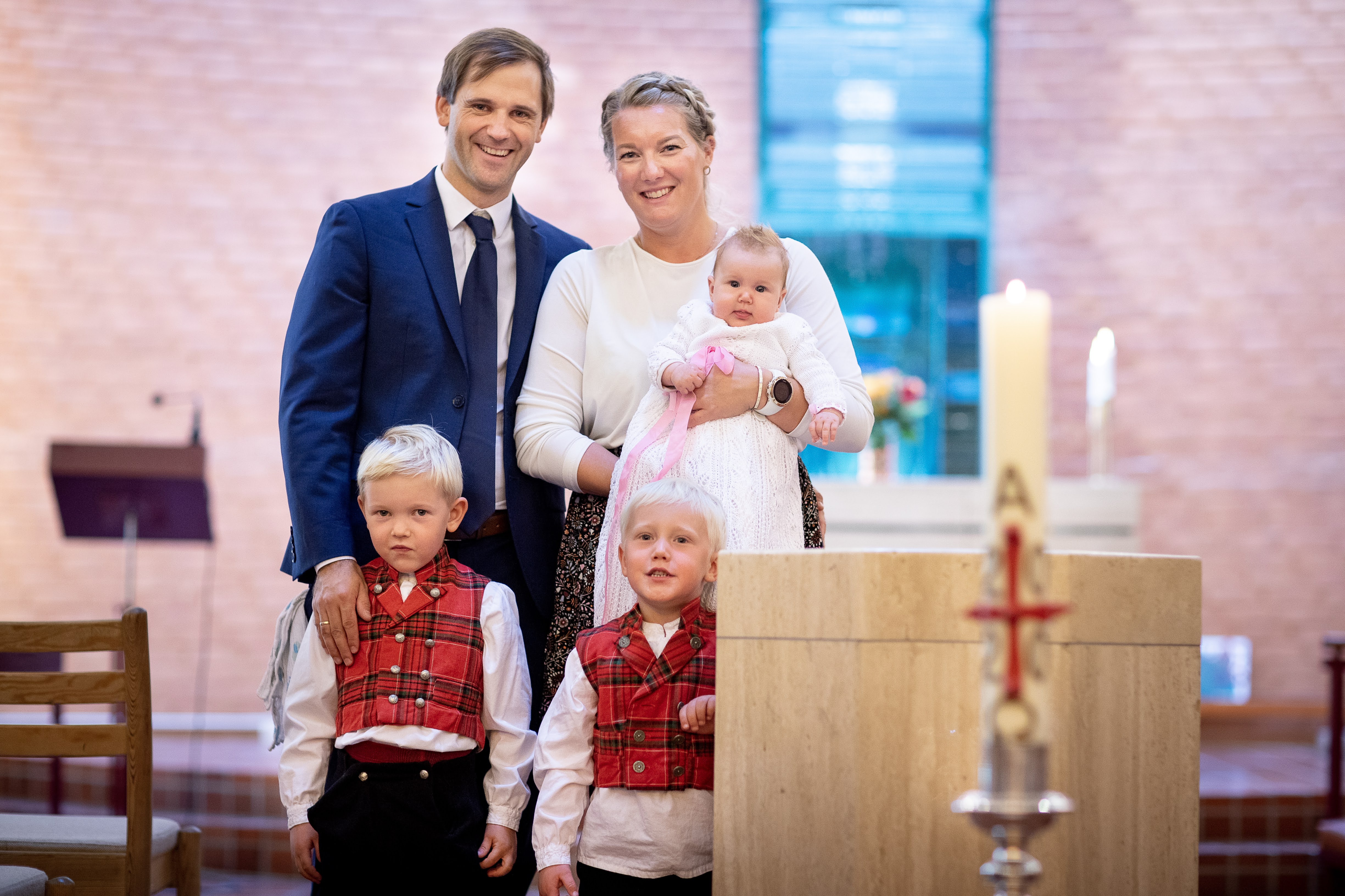 Dåpsfamilie i Holmlia kirke