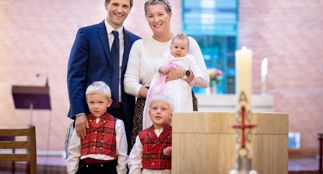 Dåpsfamilie i Holmlia kirke