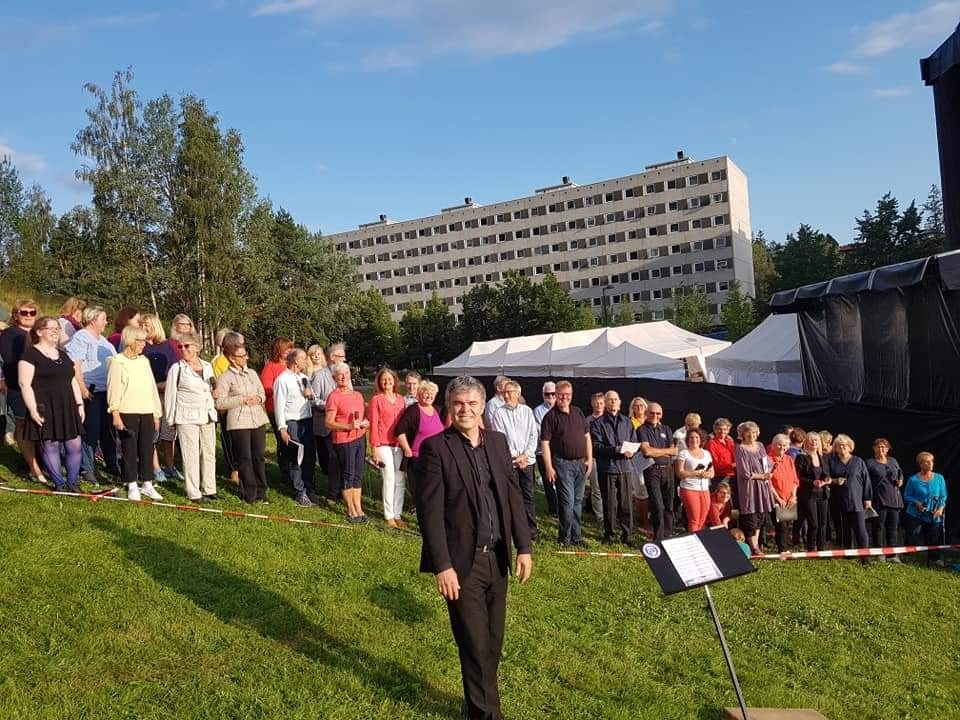 Syng med!