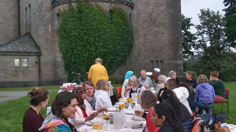Dialog-damenes piknik i parken