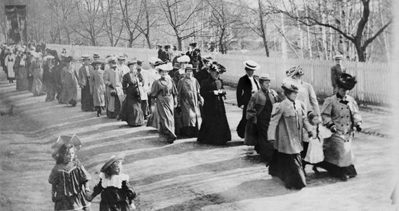 Foto: Maihaugen. Kvinner marsjerer i tog