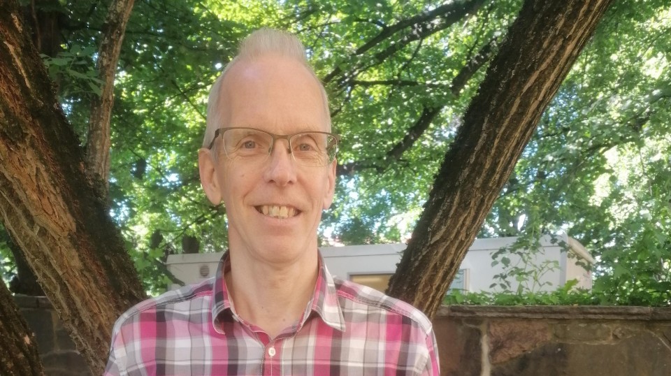 Sigmund Gulliksrud som sitter i Byaksjonskomiteen og representerer Oslo Bispedømme oppfordrer alle i menighetene til å bli bøssebærere!