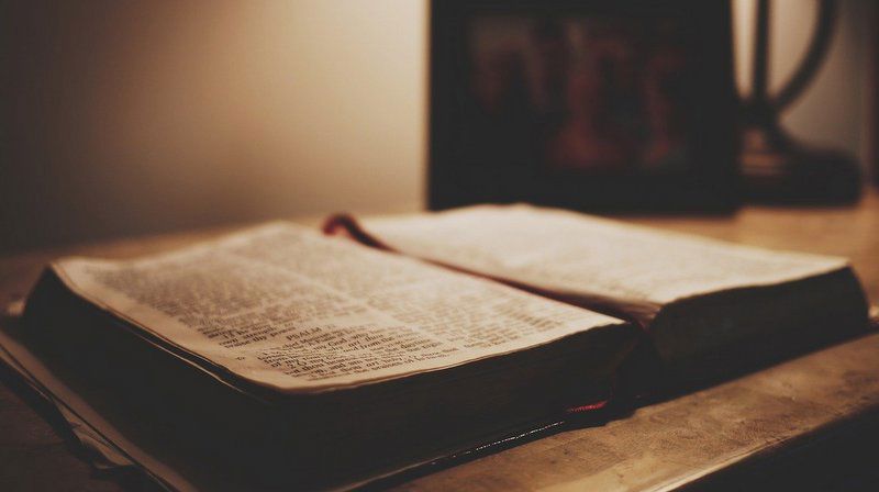 Tirsdag bibel Image by Free-Photos from Pixabay
