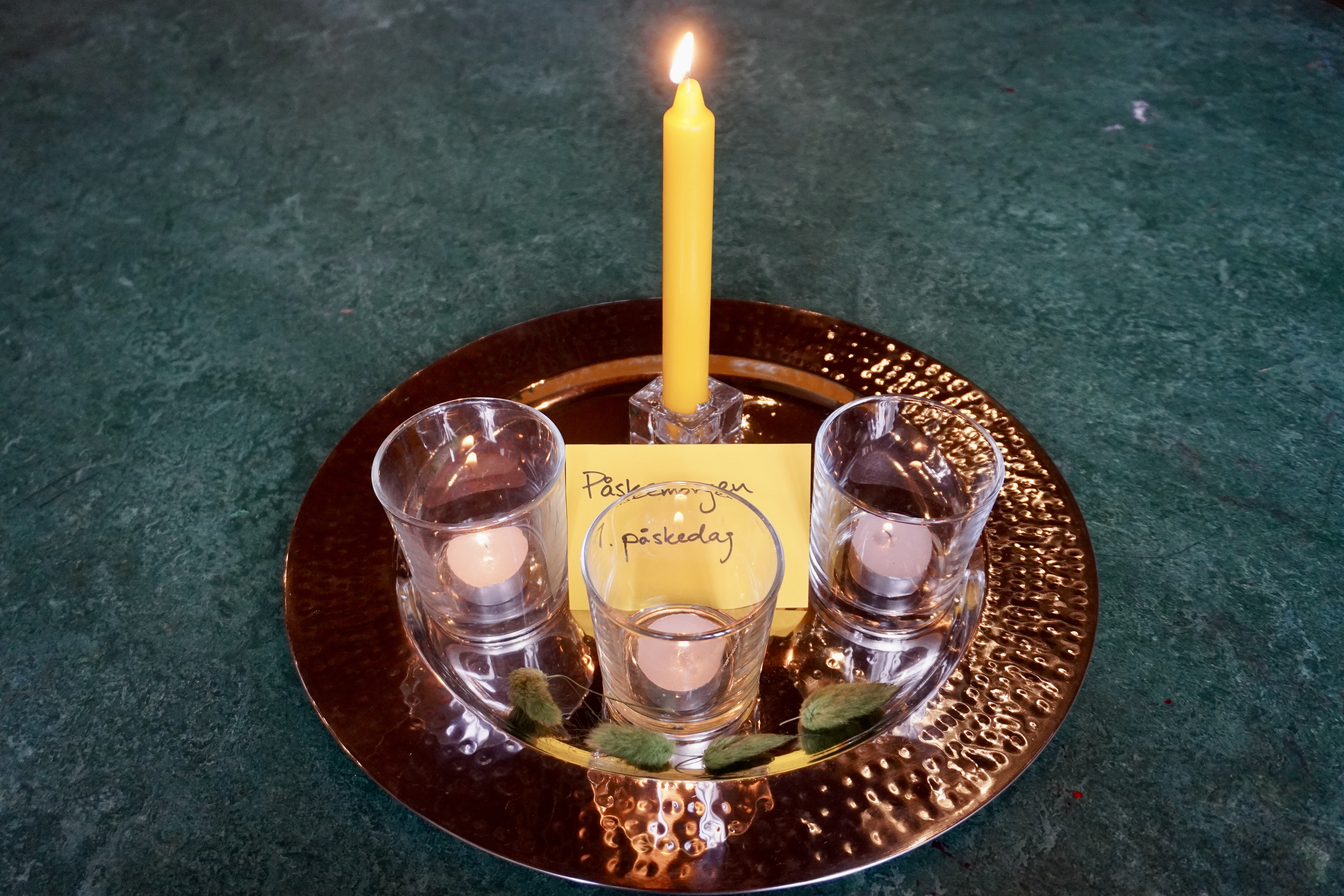 Astrid Velten har laget en miniatyrpåskevandring. Kom inn i Manglerud kirke og se palmesøndag, skjærtorsdag, langfredag, påskeaften og påskedag flott illustrert.