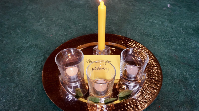 Astrid Velten har laget en miniatyrpåskevandring. Kom inn i Manglerud kirke og se palmesøndag, skjærtorsdag, langfredag, påskeaften og påskedag flott illustrert.