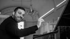 Bernhard Greter er en mester ved flygelet. Foto: Svein Øivind Jacobsen