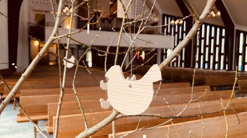 Gudstjeneste med utdeling av dåpsduer