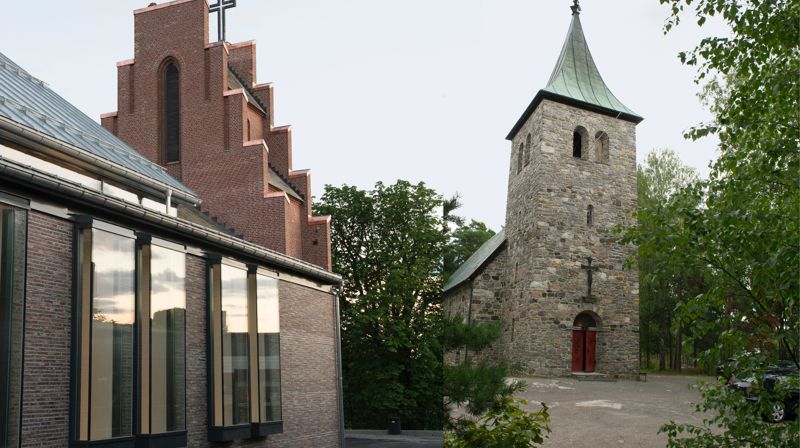 Kirkene åpner igjen for gudstjenester