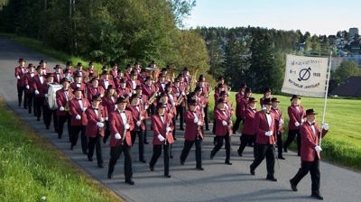 Det er tid for den tradisjonelle konserten på kirketrappa foran Oppsal kirke! Østensjø Janitsjar og Oslo Storband slår til med utekonsert 8. mai kl. 18.00!.