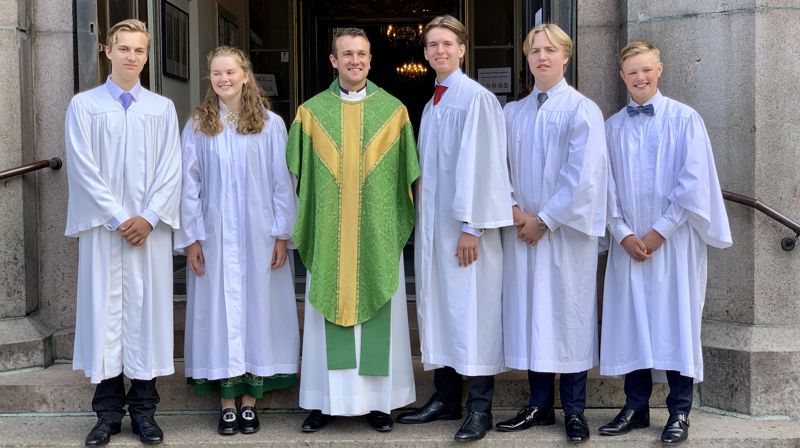 F.v. Greger Emilsen, Hulda Hein-Gutierrez, vikarprest Mathias Gillebo, Bård Elias Nystøyl, Elias Gill Johannesen og Sigurd Torkildsen-Husvik. Foto: Karl Nystøyl
