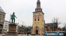 "Her skal Domkirken ligge." Det sa kong Christian IV aldri. Men her ligger den, ved Stortovet midt i sentrum.