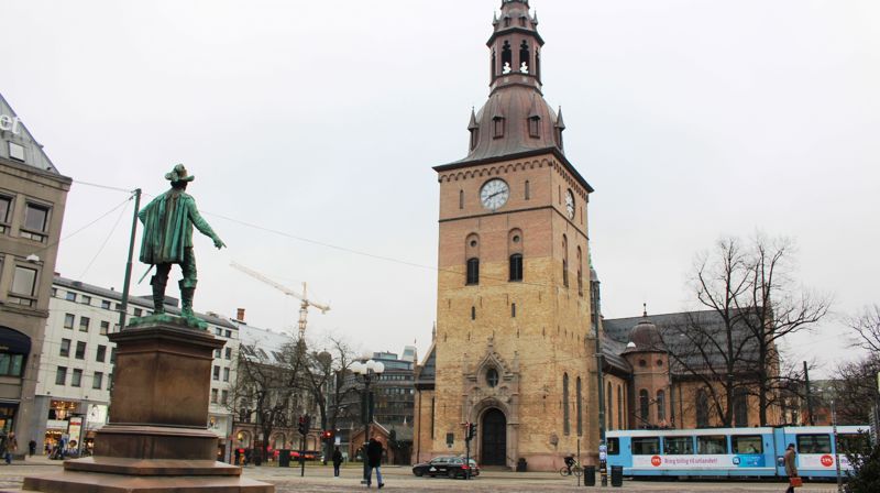 "Her skal Domkirken ligge." Det sa kong Christian IV aldri. Men her ligger den, ved Stortovet midt i sentrum.