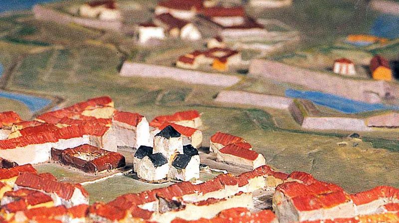 Her på Christiania torv lå Hellige Trefoldightes kirke årene 1639-86. Kirken brant og det er i dag ingen spor etter den.