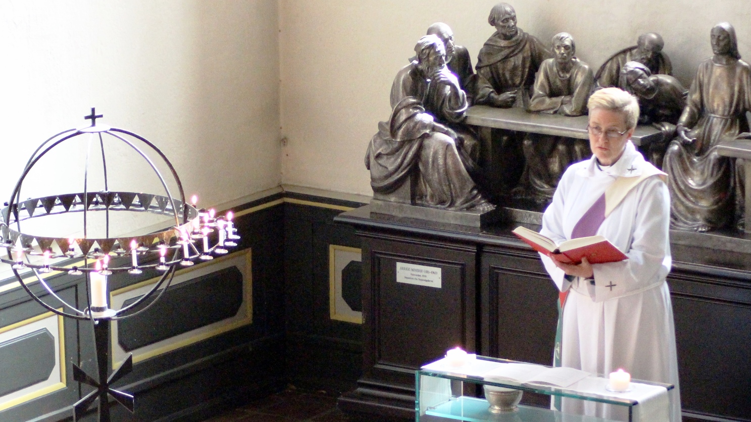 Diakon Maria Halldén tenner lys under onsdagens hverdagsbønn