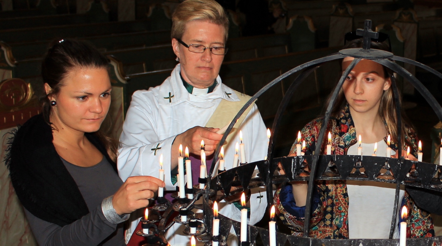 Kom sammen eller kom alene. Alle er velkommen til å bruke Oslo domkirke.