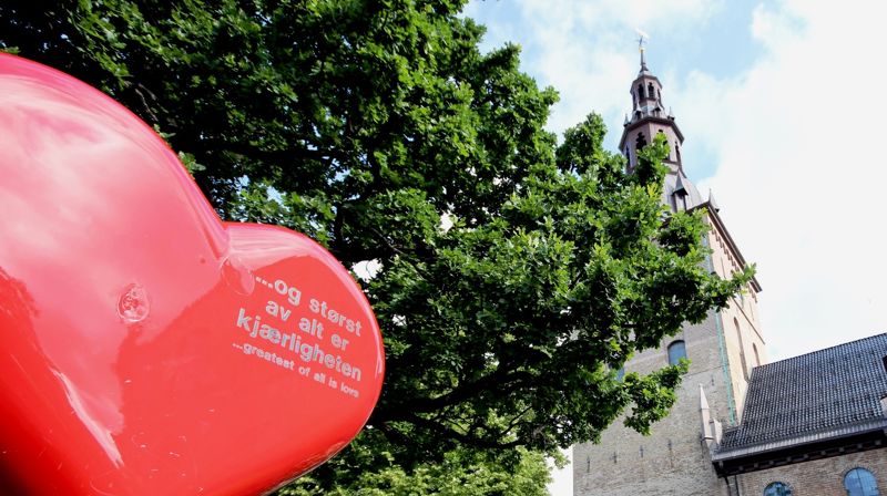 Glad for signalene om at hjertet utenfor Oslo domkirke kan bli stående.