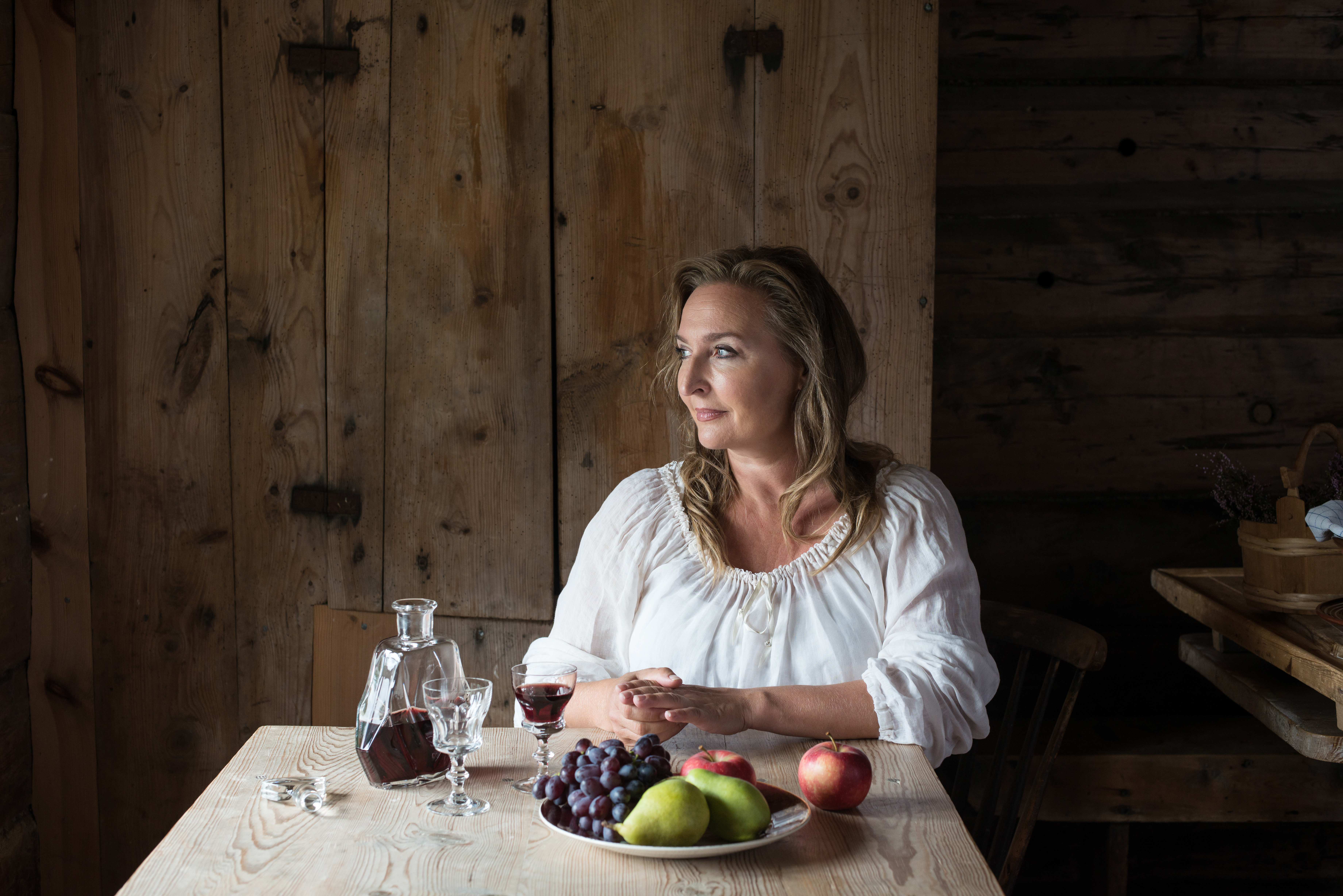 Ragnhild Gudbrandsen framfører Babettes gjestebod i ei spesialframsyning i Korskirken i Bergen. Foto: Det Vestnorske teateret
