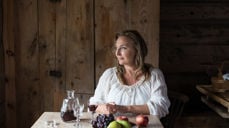 Ragnhild Gudbrandsen framfører Babettes gjestebod i ei spesialframsyning i Korskirken i Bergen. Foto: Det Vestnorske teateret