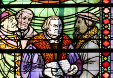 Martin Luther omkranset av andre reformatorer. Fra Emmanuel Vigelands glassmaleri i domkirkens korparti.