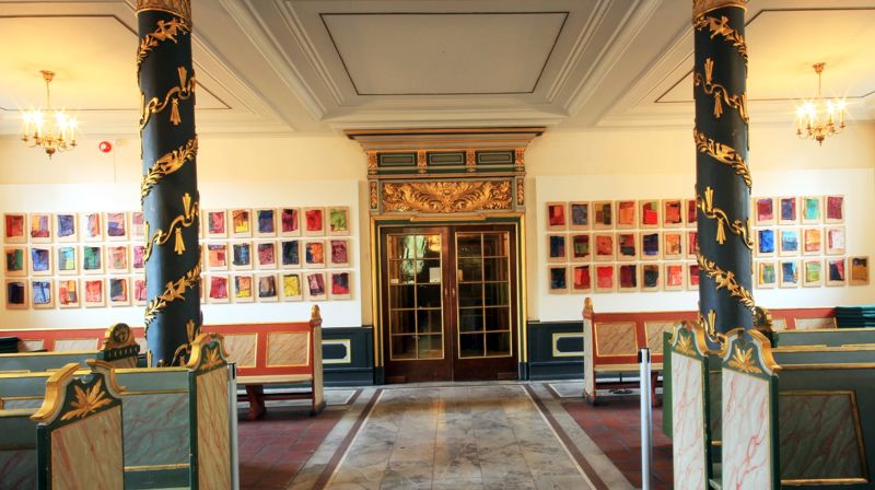 Her er noen av objektene som selges til inntekt for Just Unity  (foto fra kunstnerens atelier)