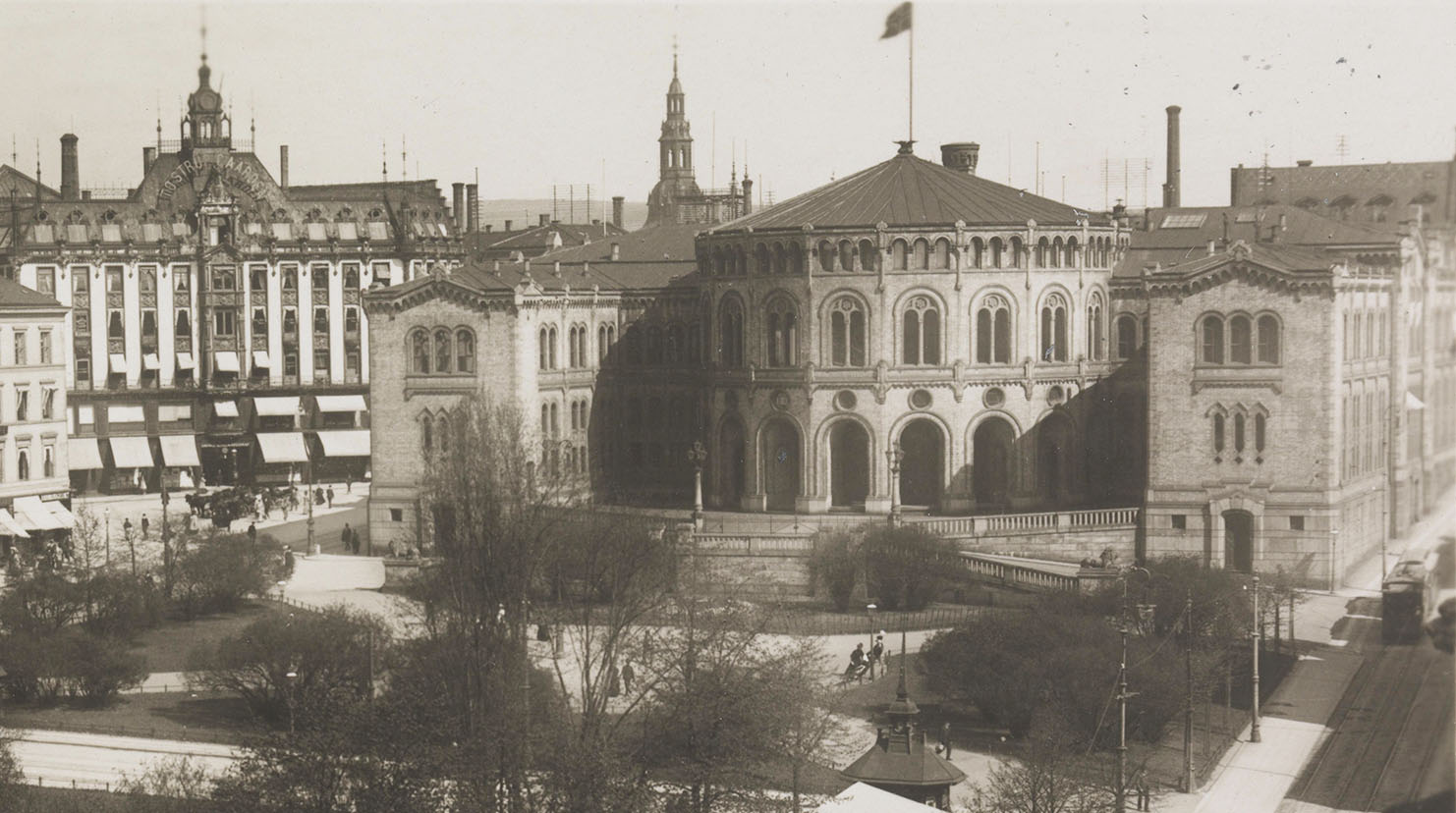 Stortingsbygningen med Oslo domkirkes tårn i bakgrunnen. Foto: Nasjonalbibliotekets bildesamling