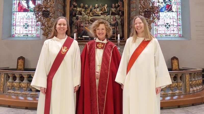 Christina Marie Eikrem og Siri Nilssen saman med biskop Kari Veiteberg. Foto: Jonas Lind Aase