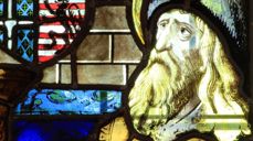 St. Jakobs ansikt. Detalj fra et av de tre glassmaleriene i kapellet