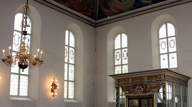 Bilder av glassmaleriene i tverrskipene