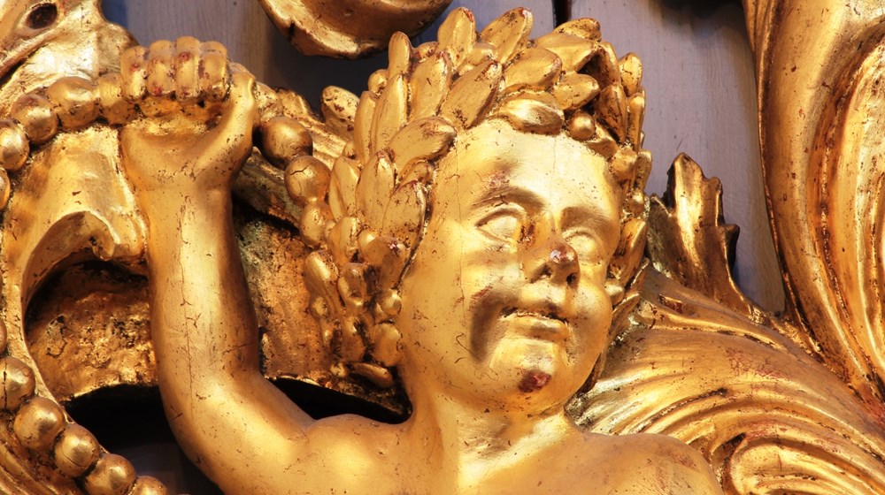 Detaljfoto, fet engel fra Oslo domkirkes prekestol. 