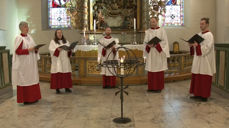 Fra musikkandakten 18. mars 2020. Koristene holder 1 meters avstand. Foto fra strømmingen av andakten.
