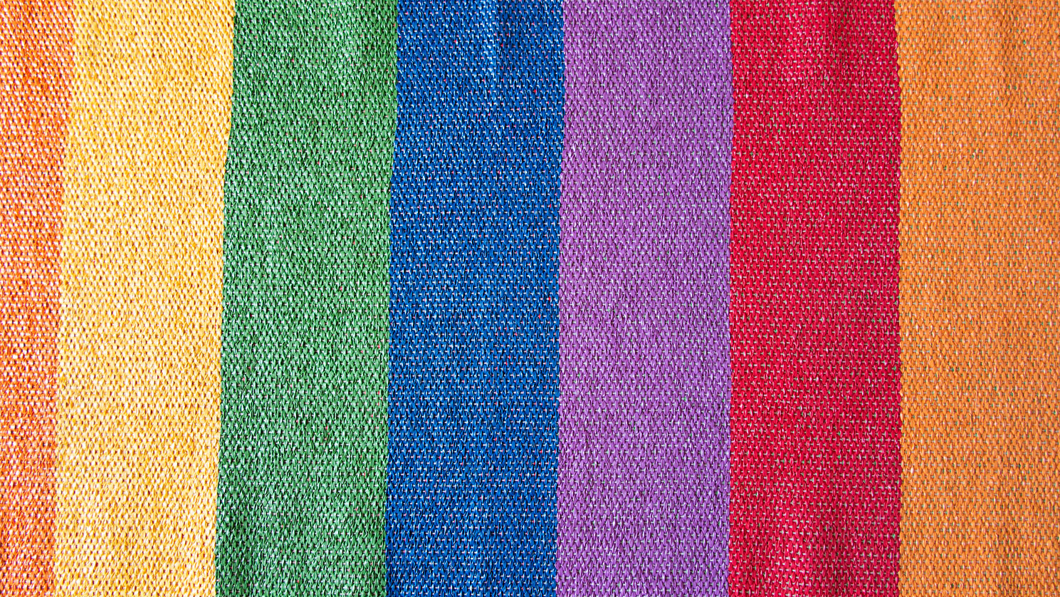 Regnbue-løperen som viser vei inn i Oslo domkirke og til Regnbuemessen. Foto: Munch design