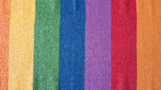 Regnbue-løperen som viser vei inn i Oslo domkirke og til Regnbuemessen. Foto: Munch design