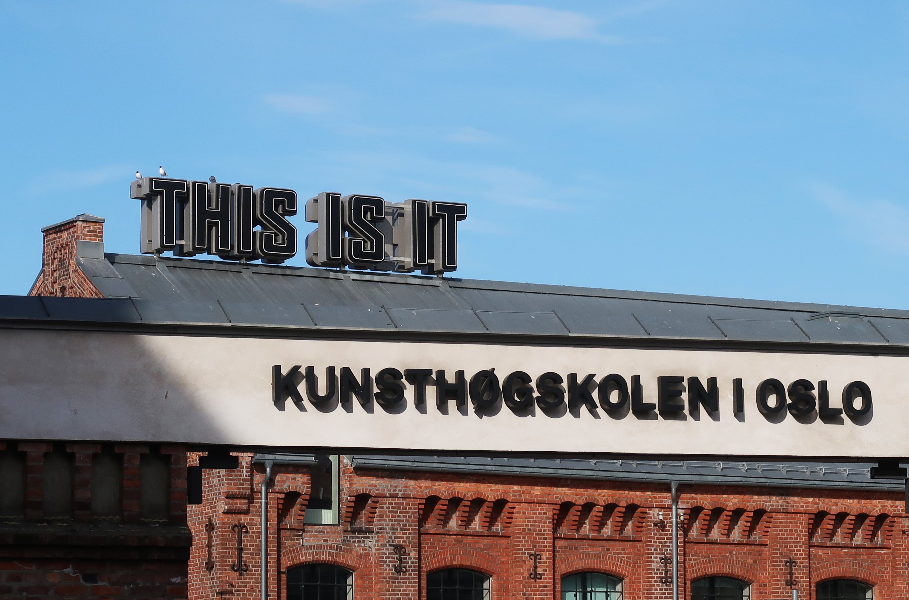 Kunsthøgskolen i Oslo med vårblå himmel. Bilde er tatt av domkirkeprest Jonas Lind Aase på vei inn for å undervise kunststudentene om høymessens liturgi.
