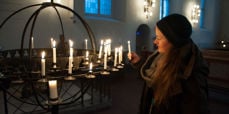 Mange besøker nattåpen kirke for å tenne lys