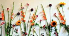 Blomsterdekorasjonen på bakveggen i kirkerommet