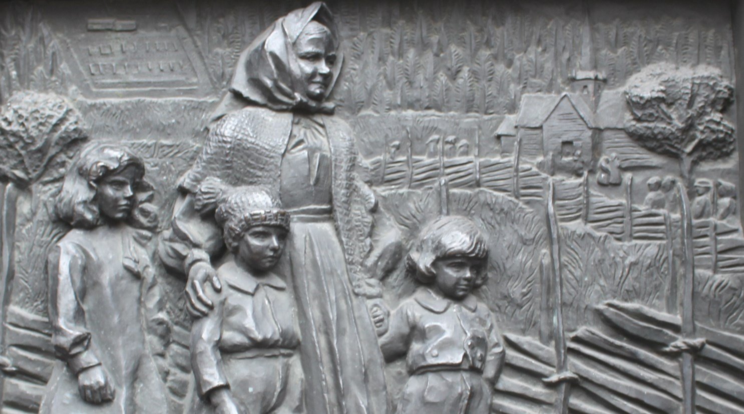 Dagfin Werenskiold er kunstneren bak de to massive bronsedørene i kirkens hovedinngang