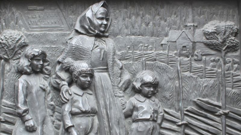 Dagfin Werenskiold er kunstneren bak de to massive bronsedørene i kirkens hovedinngang